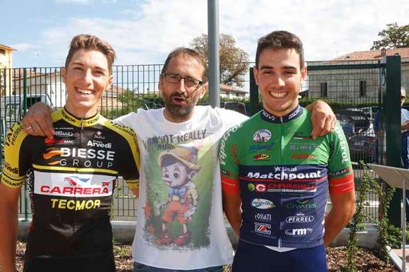 Andrea Noe^ con i suoi due compaesani, Raul Colombo a sx e Matteo Moschetti a dx (Foto Pisoni)